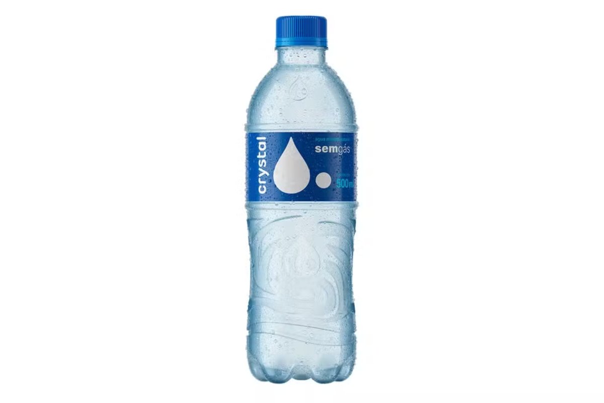 Anvisa determina recolhimento e suspensão no comércio de lote de água mineral Crystal após identificação de bactéria