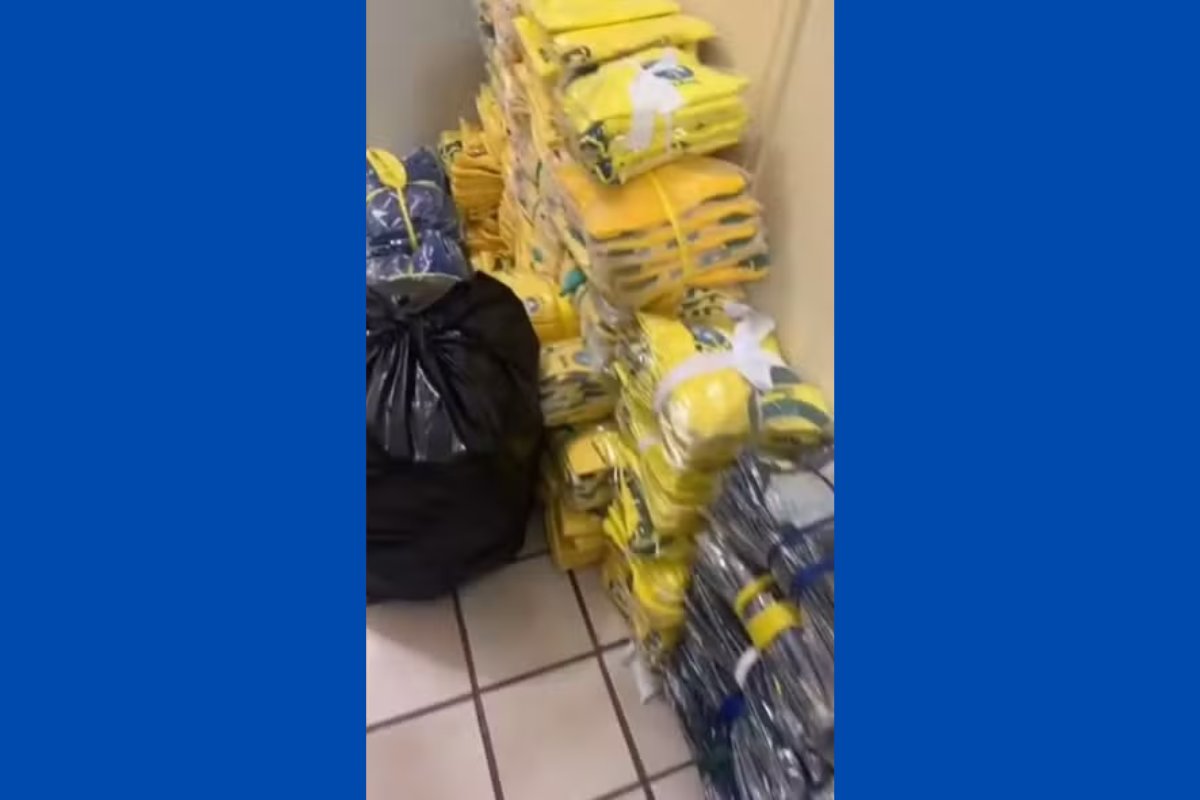 Dupla é presa ao transportar cerca de 500 camisas falsificadas da seleção brasileira em rodovia baiana