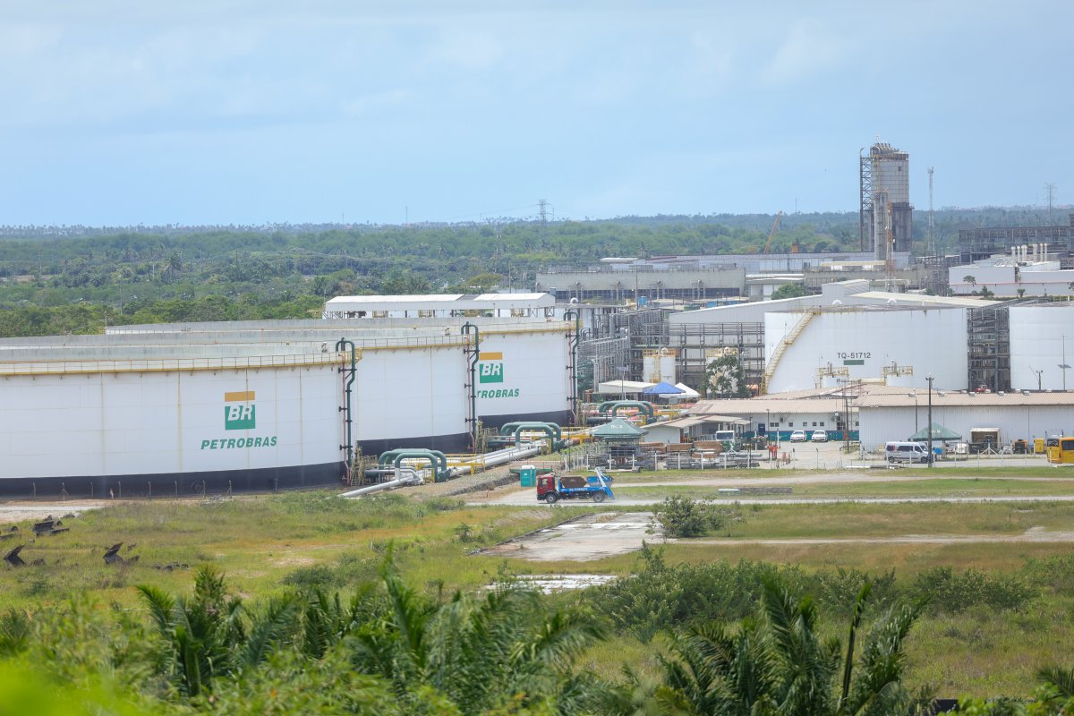 Petróleo sobe quase 3% e fica próximo de voltar aos US$ 100