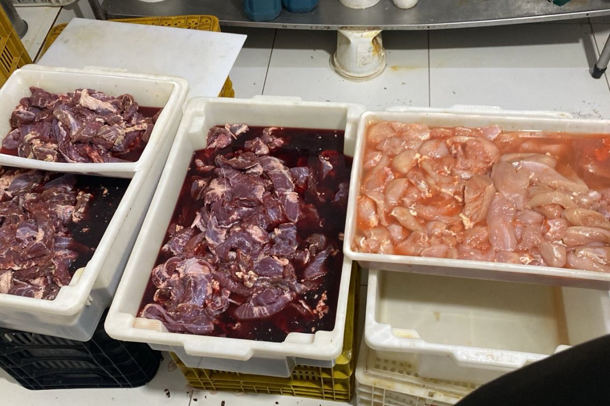 Quase uma tonelada de alimentos é apreendida em Lauro de Freitas por más condições sanitárias