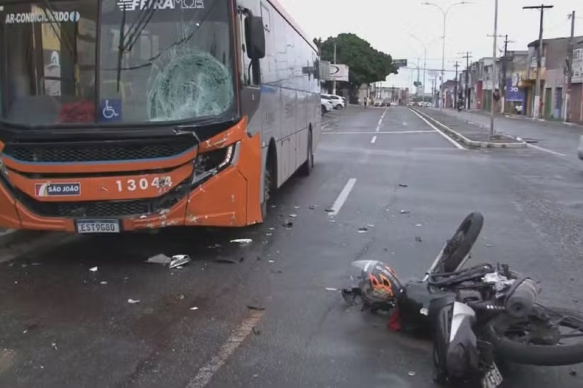 Mototaxista morre um dia antes do aniversário, após bater em ônibus no interior da Bahia