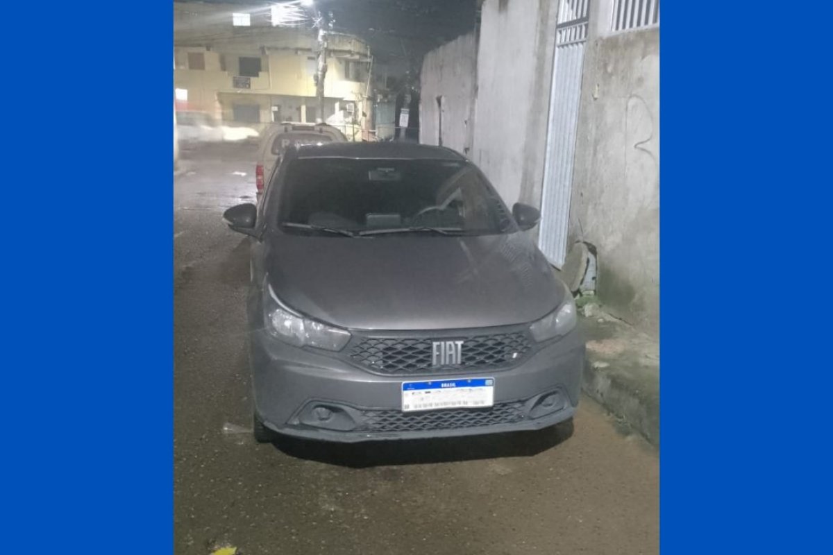 Veículo roubado é recuperado pela PM no bairro de São Caetano, em Salvador