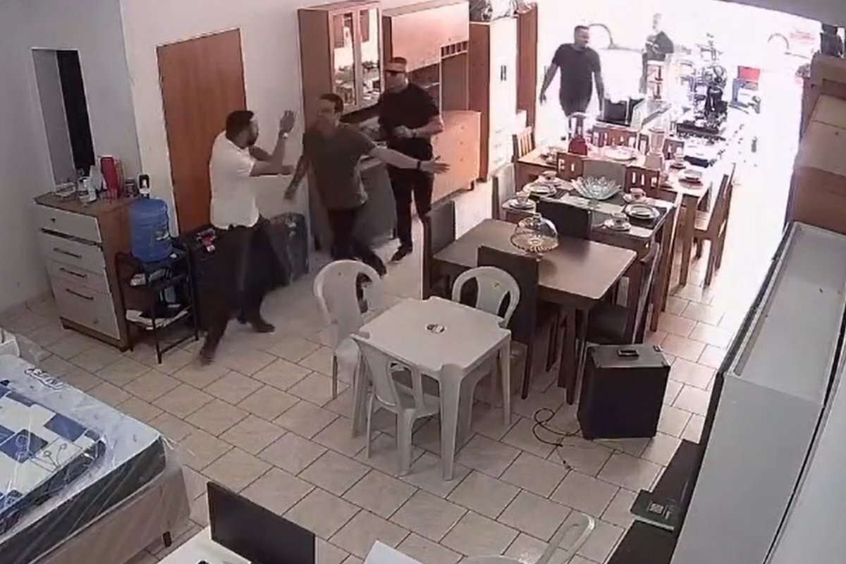 Vídeo: prefeito na Bahia agride vereador em estabelecimento comercial