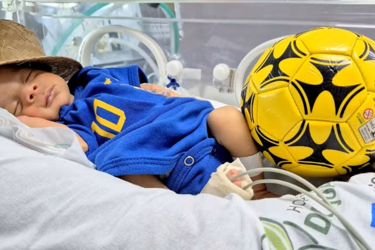 Maternidade na Bahia faz ensaio fotográfico com recém-nascidos em homenagem à Seleção Brasileira