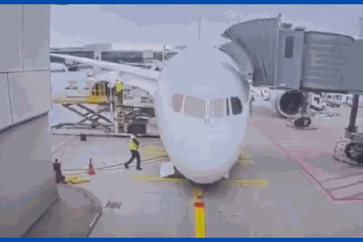 Vídeo: funcionários do aeroporto de Frankfurt ficam feridos em acidente com trem de pouso de avião