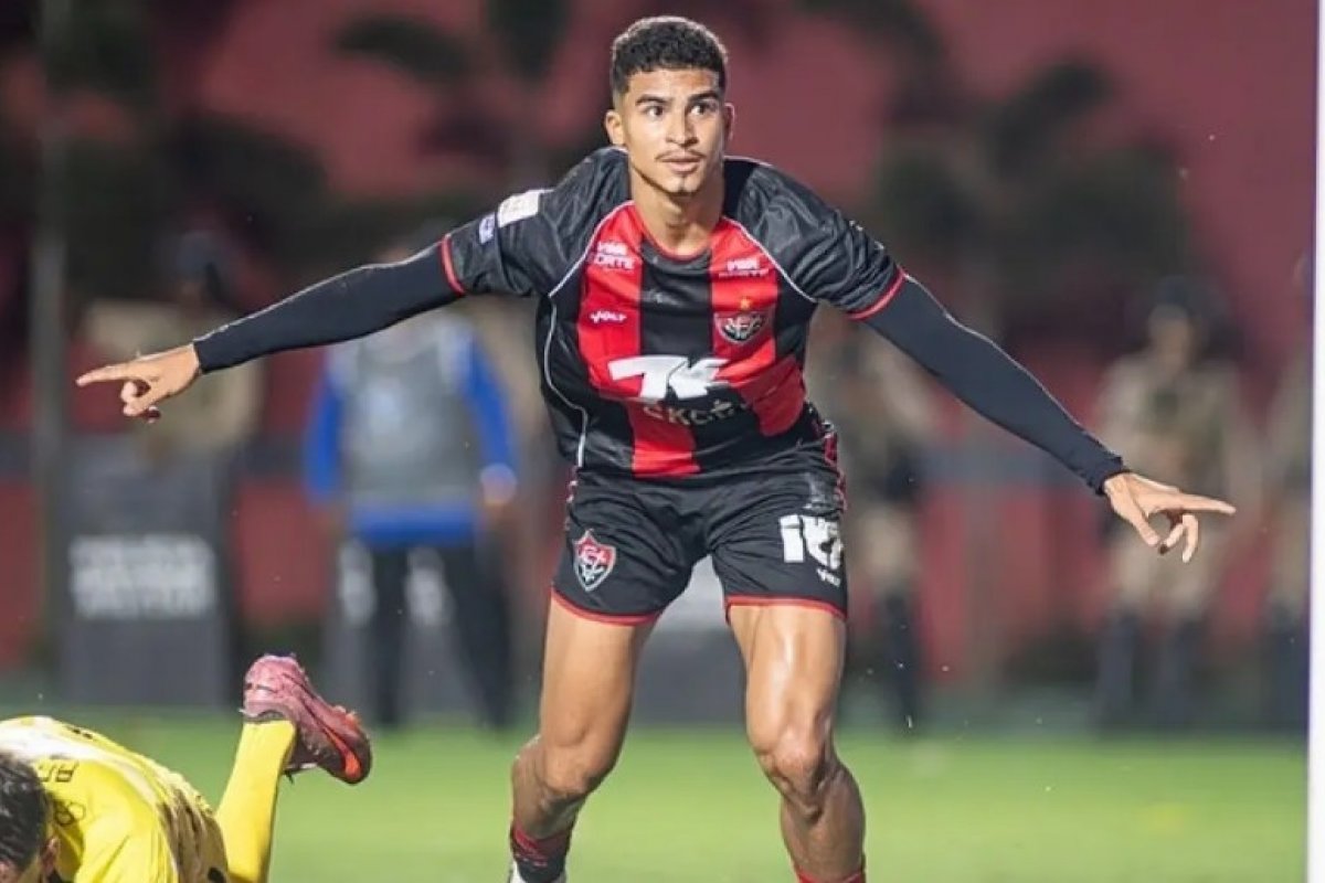 Vitória anuncia contratação definitiva do atacante Renê