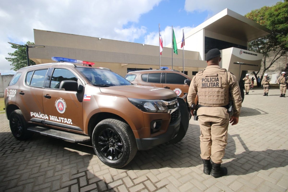 Terceirizado de batalhão da PM é detido após compartilhar fotos de policiais com facções criminosas