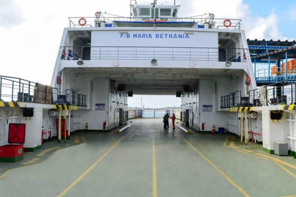 Ferry-boat suspende transporte de veículos pesados e motos devido ao mau tempo