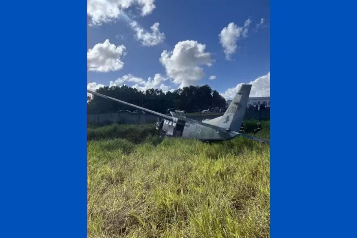Avião com seis pessoas cai em aeroporto de Porto Seguro; oito voos foram cancelados