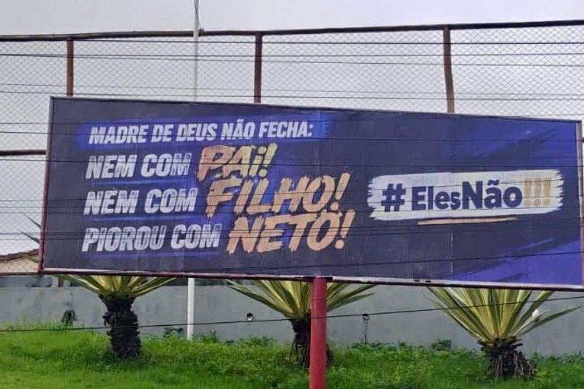 Outdoor na RMS contra Bolsonaro, Flávio e ACM Neto chama atenção: 'Nem pai nem filho nem neto'