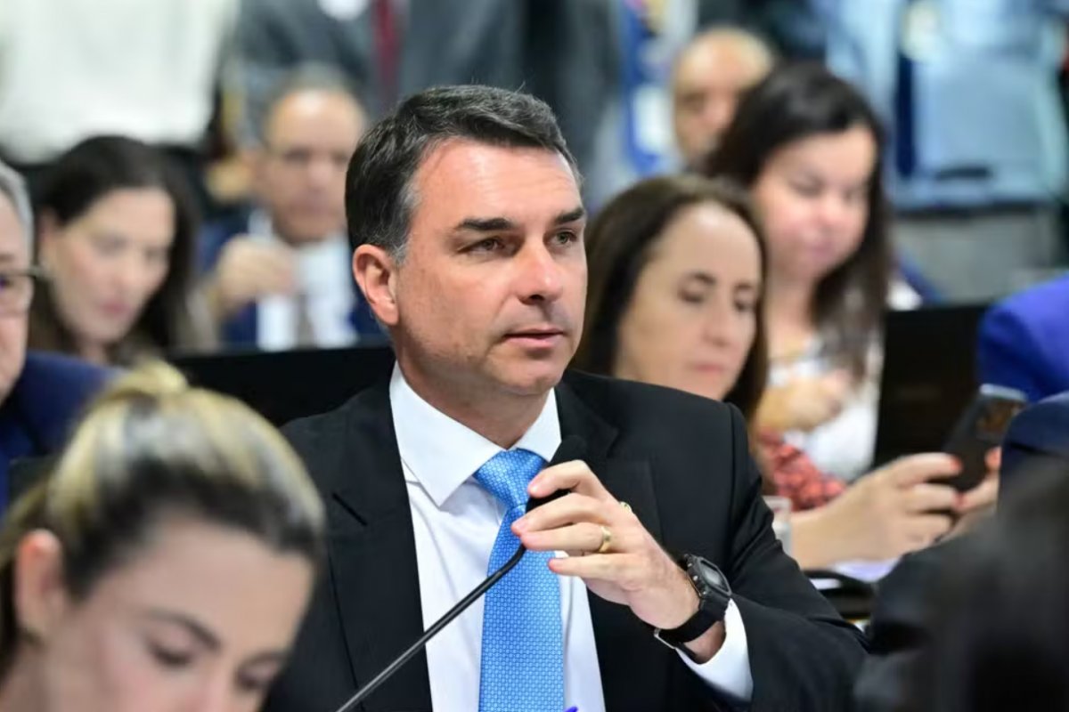 Nunes Marques suspende divulgação de pesquisa eleitoral que apontou queda de Flávio Bolsonaro