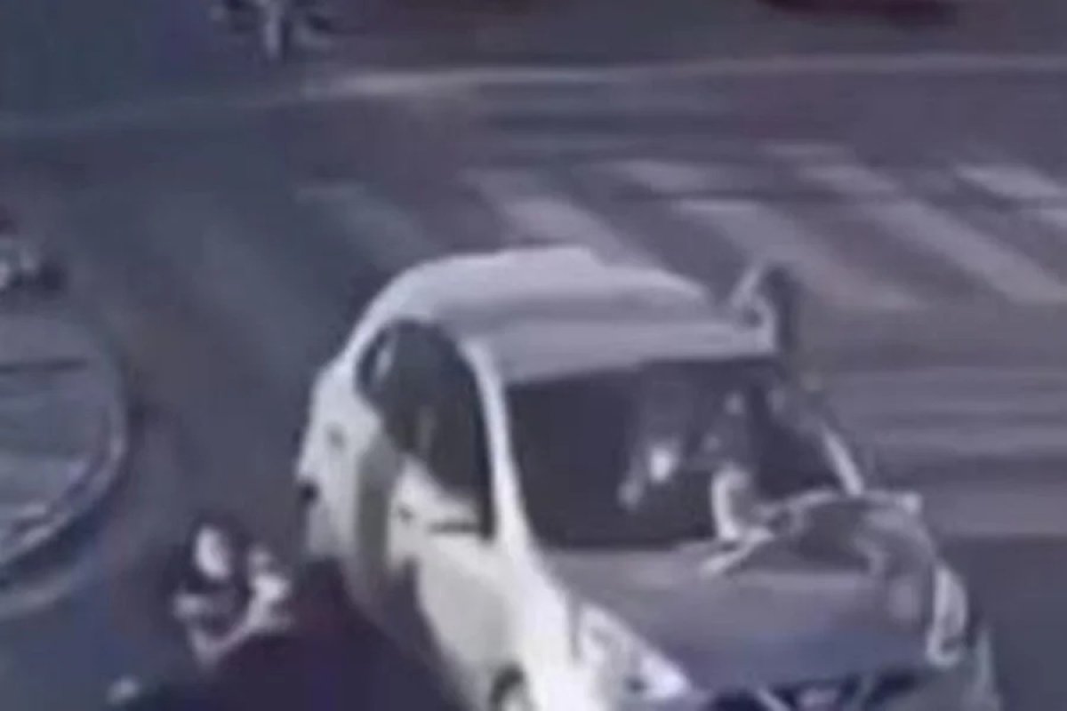 Vídeo: Bebê fica preso em capô de carro após família ser atropelada na Paraíba