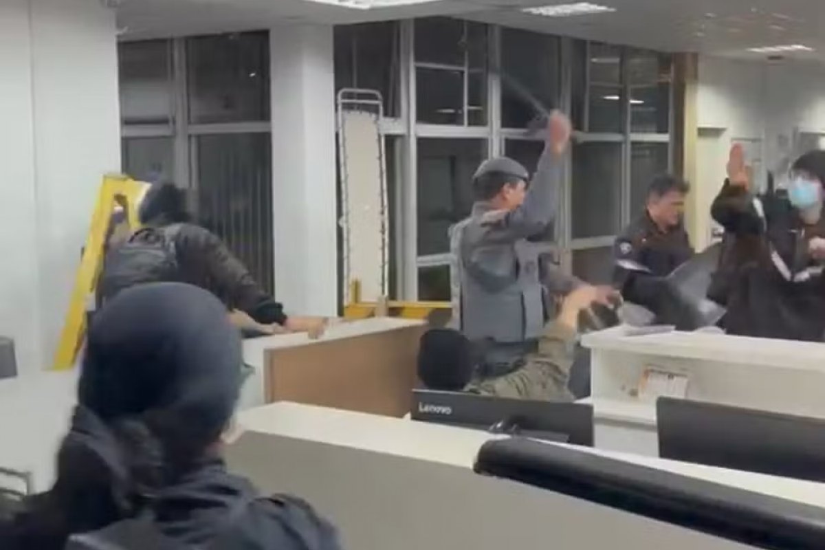 Seis pessoas são presas ao tentar invadir prédio da USP; grupo estava armado com pedaços de madeira e cassetetes
