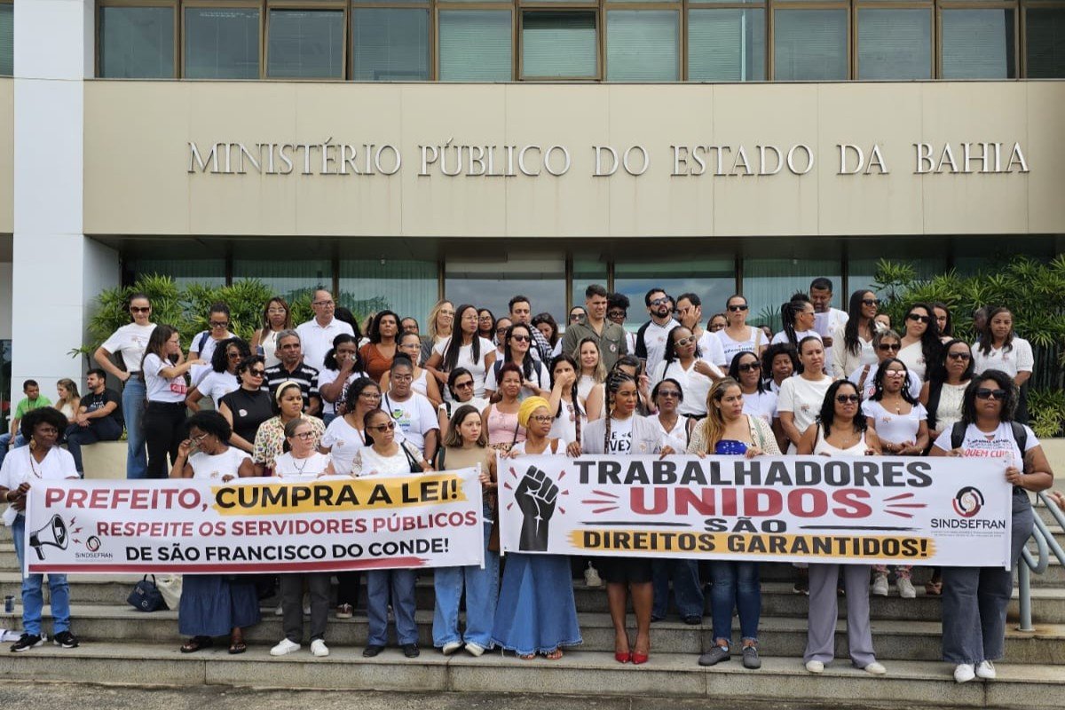 Em ato no MP, servidores protocolam denúncia contra município da RMS