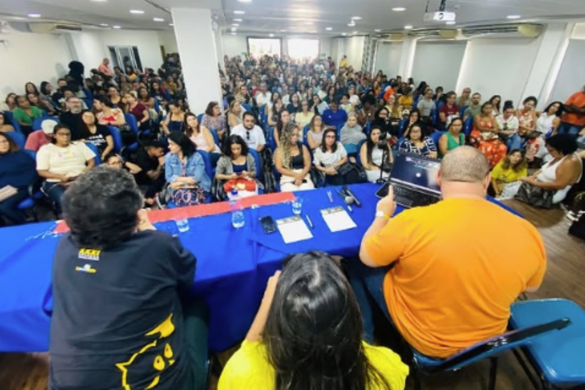 Professores da rede privada da Bahia anunciam estado de greve após rodada de negociações
