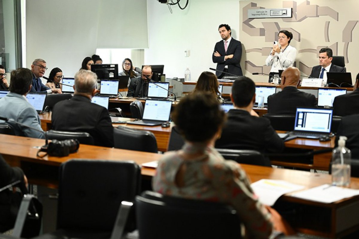 Comissão do Senado aprova projeto que amplia internação de adolescentes infratores