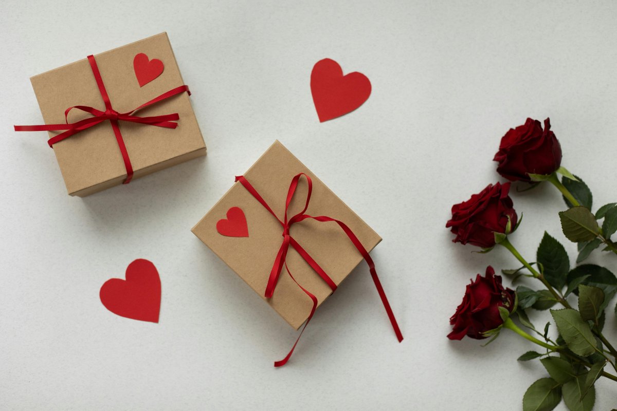 O amor vai às compras: 61% dos brasileiros pretendem presentear alguém neste Dia dos Namorados