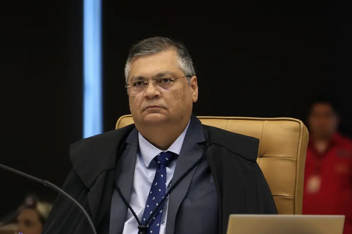 Dino determina multa a estados e municipios por falta de transparência em emendas pix para eventos