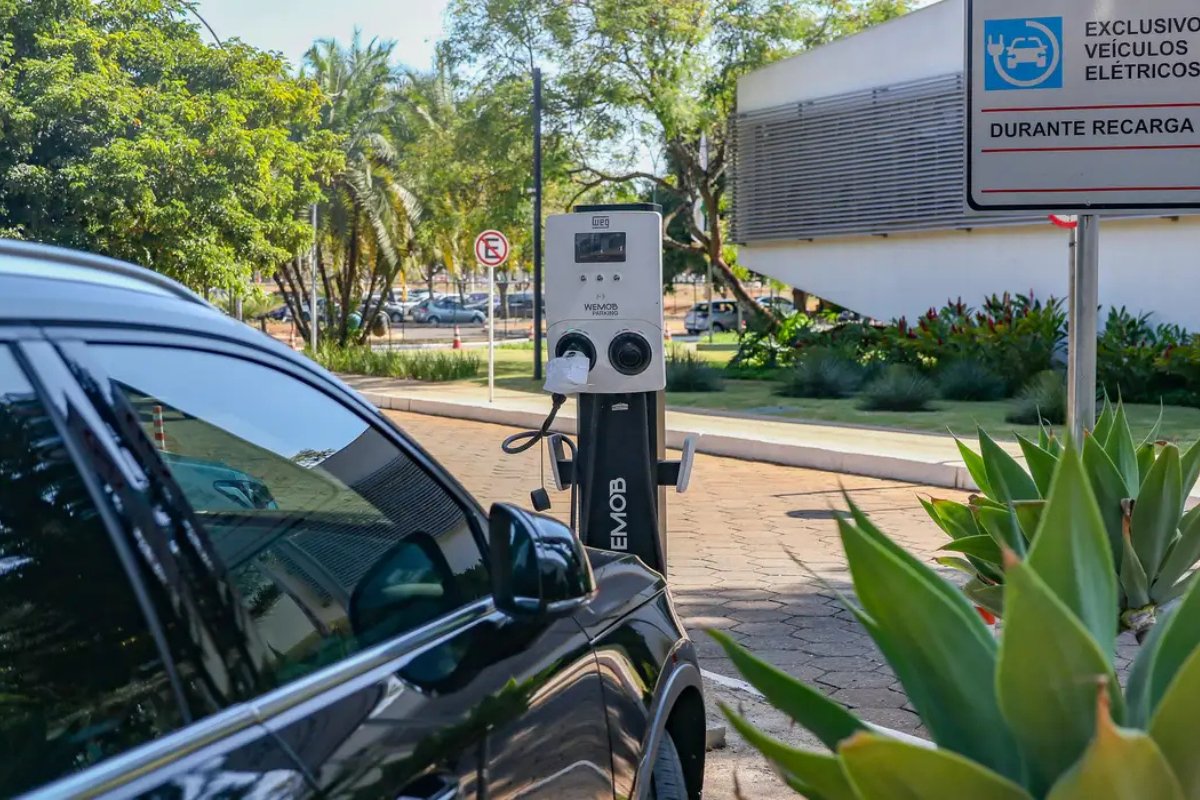 Assembleia Legislativa publica lei que garante instalação de carregadores para carros elétricos em edifícios na Bahia