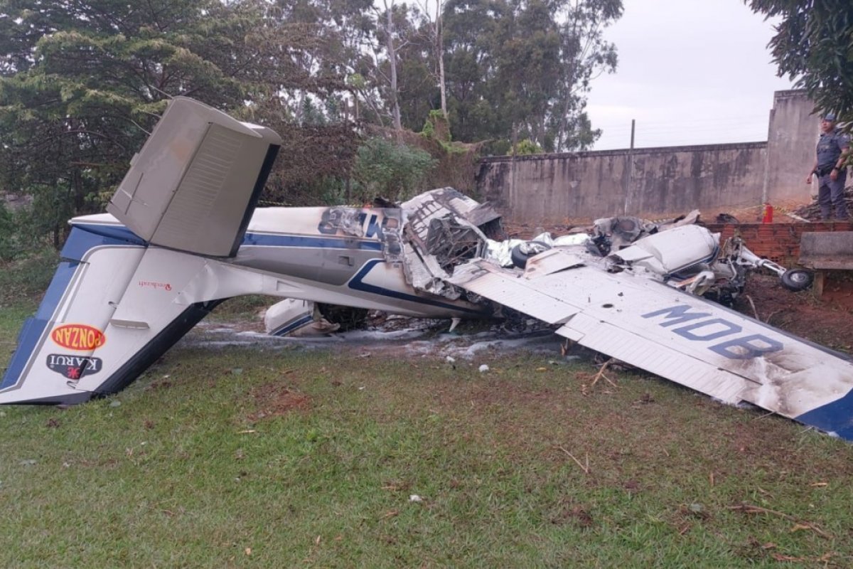 Vídeo: Duas pessoas morrem após avião de pequeno porte cair perto de aeroporto no interior de SP