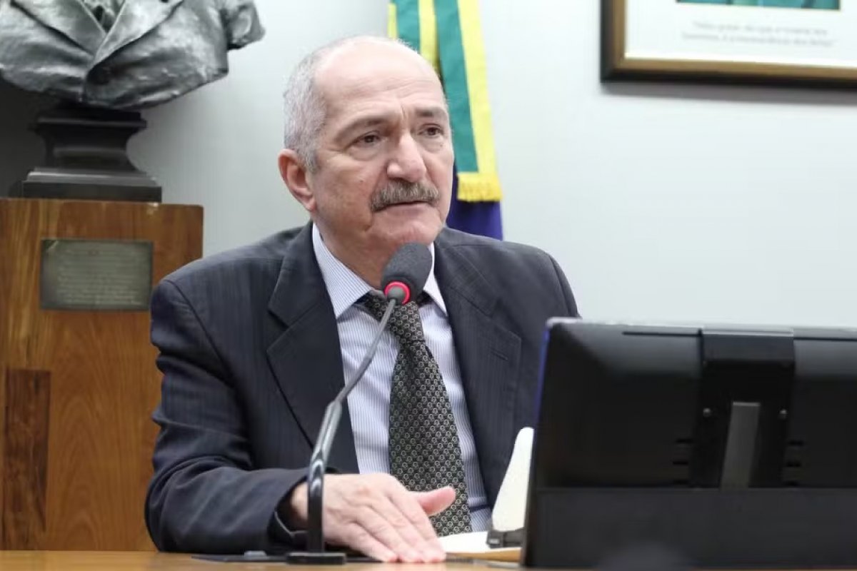 Justiça manda DC reintegrar Aldo Rebelo após expulsão contestada