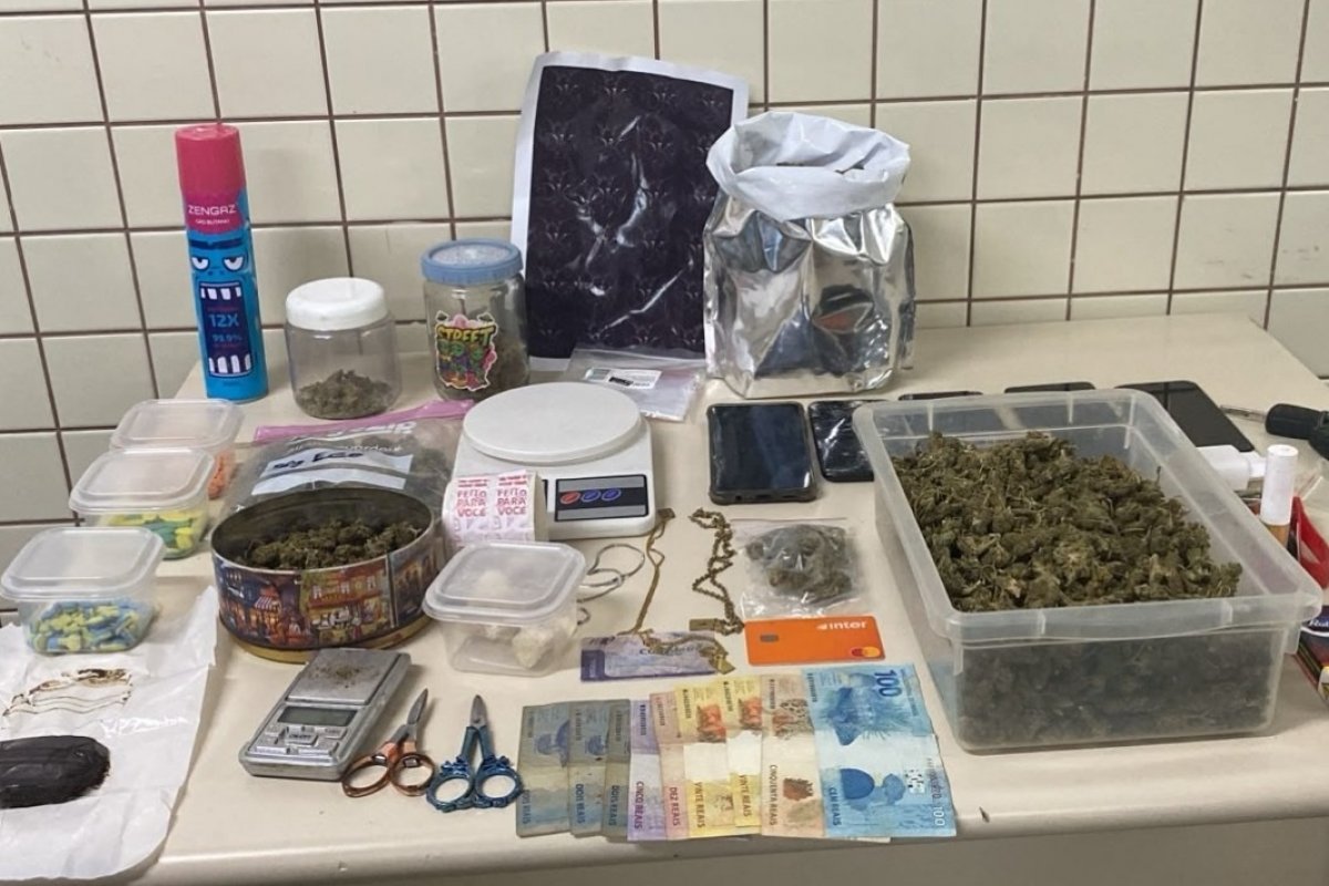 Laboratório de drogas é desarticulado em Camaçari pela PM; suspeitos são presos