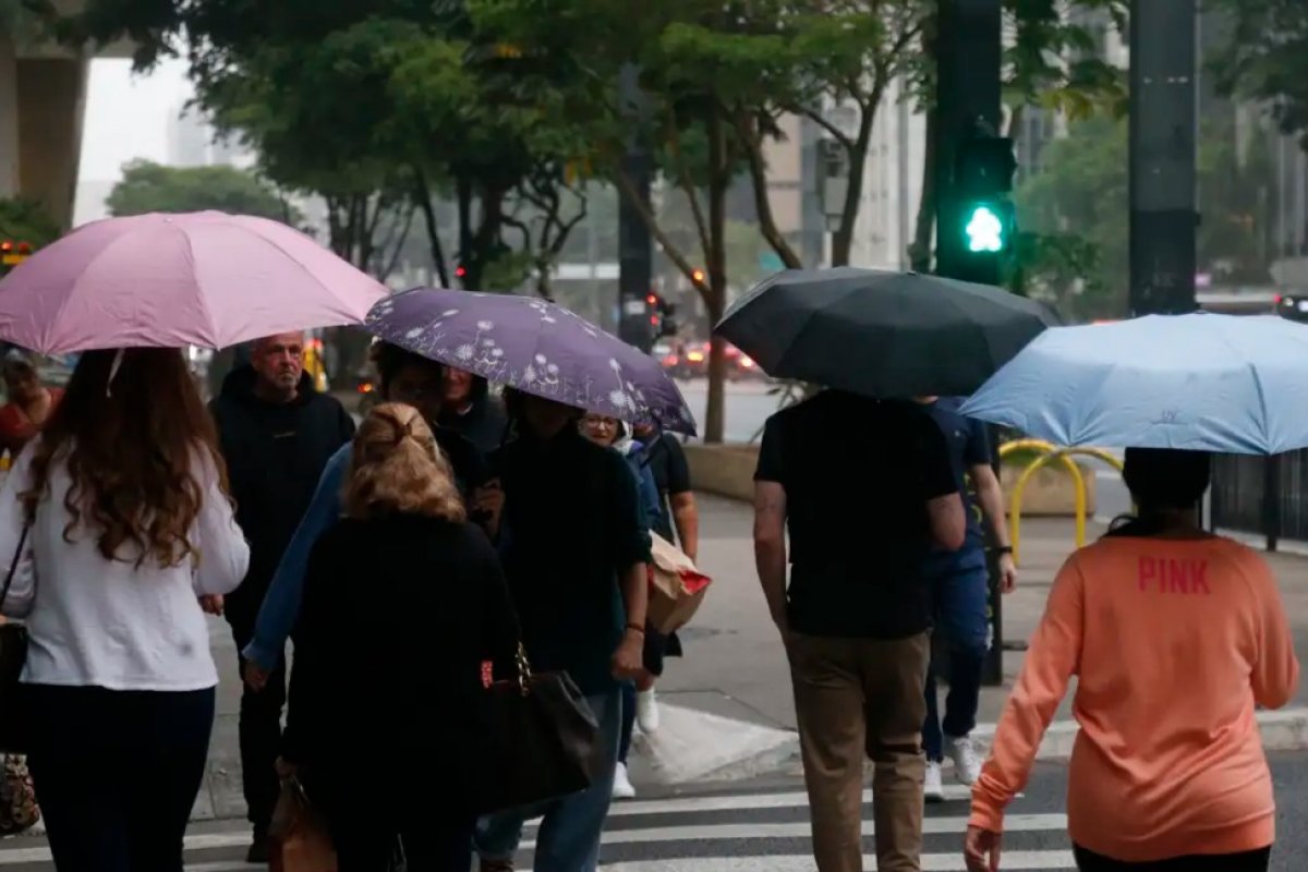 Inmet alerta para chuvas intensas e ventos de até 100 km/h em 12 estados