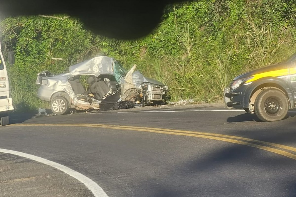 Colisão entre carro e caminhão em rodovia da Bahia deixa três pessoas mortas