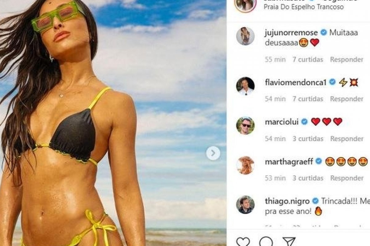 Sabrina Sato exibe corpão em Trancoso 