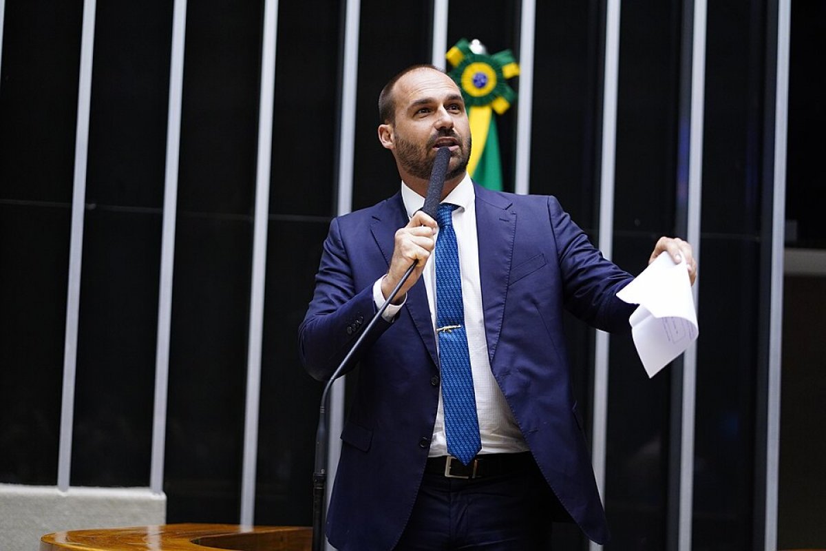 DPU solicita adiamento do julgamento de Eduardo Bolsonaro e convocação de quinto ministra para sessão