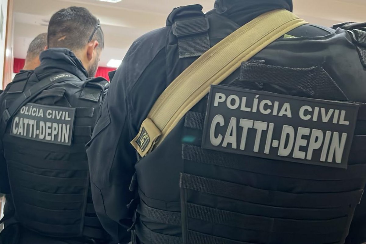 Suspeito de tentar matar mãe e filho dentro de estabelecimento comercial é preso