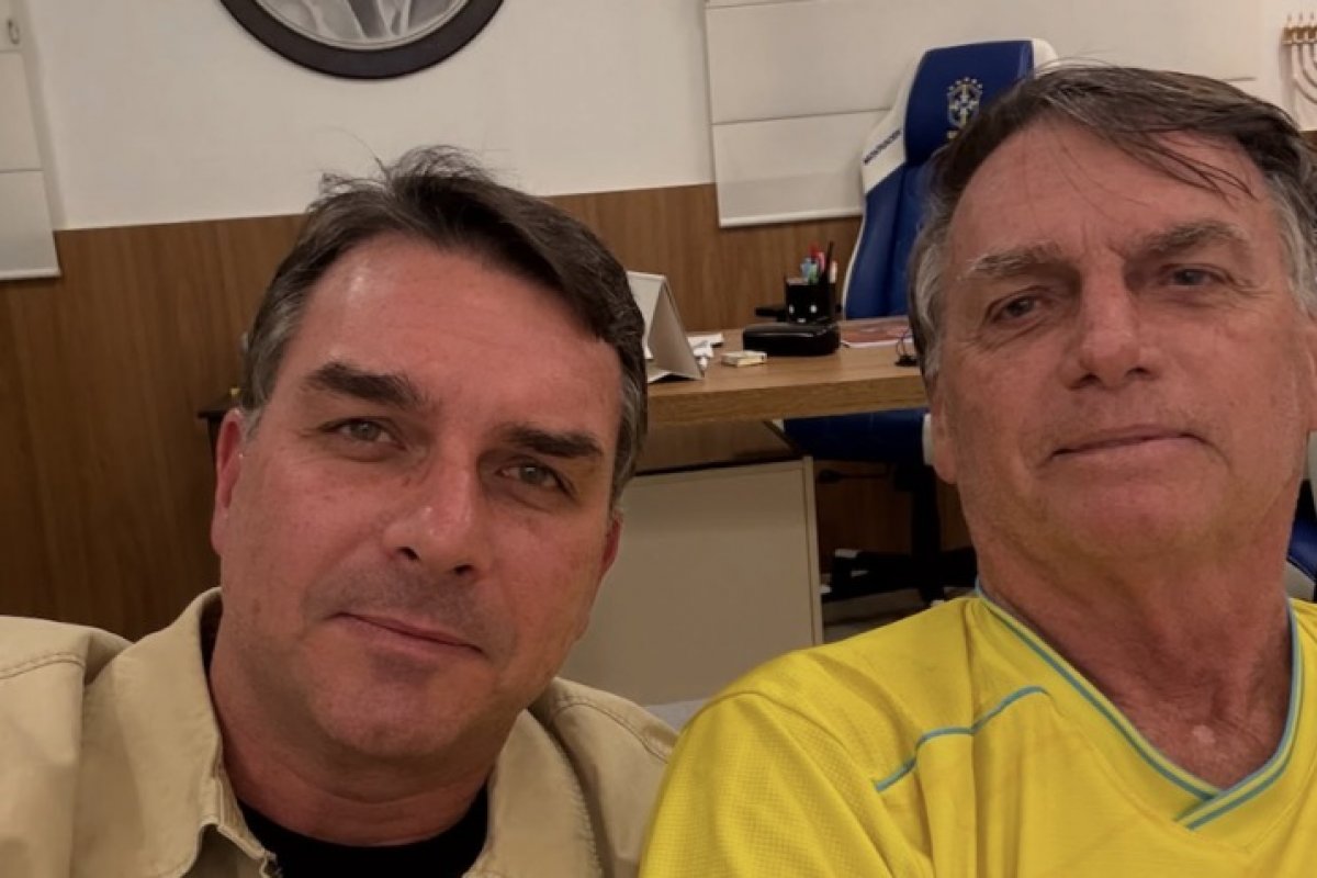 Após visitar Bolsonaro, Flávio lamenta: “Não vou poder assistir ao jogo do Brasil com ele”