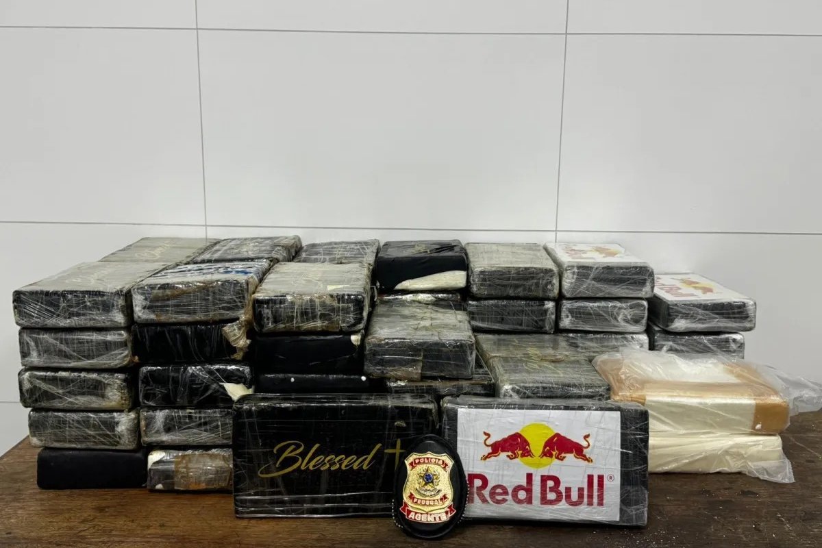 Funcionário de aeroporto é preso ao tentar embarcar 70 kg de cocaína para Portugal