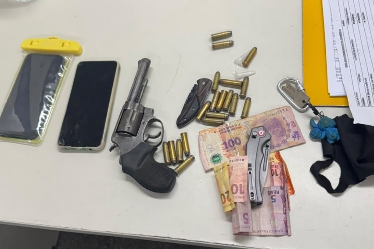 Duas pessoas são presas porte ilegal de arma em Salvador