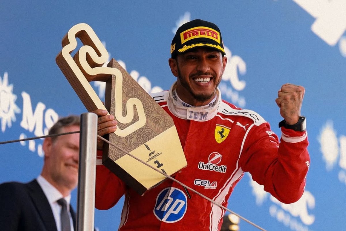 Lewis Hamilton faz tática agressiva e vence pela primeira vez com a Ferrari