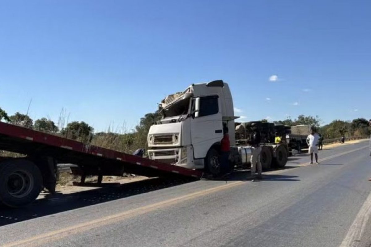Motorista de carreta morre em acidente na BR-242, no interior baiano