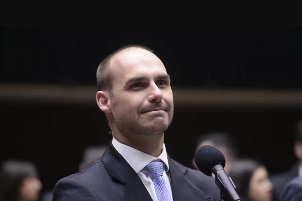DPU pede que Moraes adie julgamento de Eduardo Bolsonaro no processo da trama golpista 