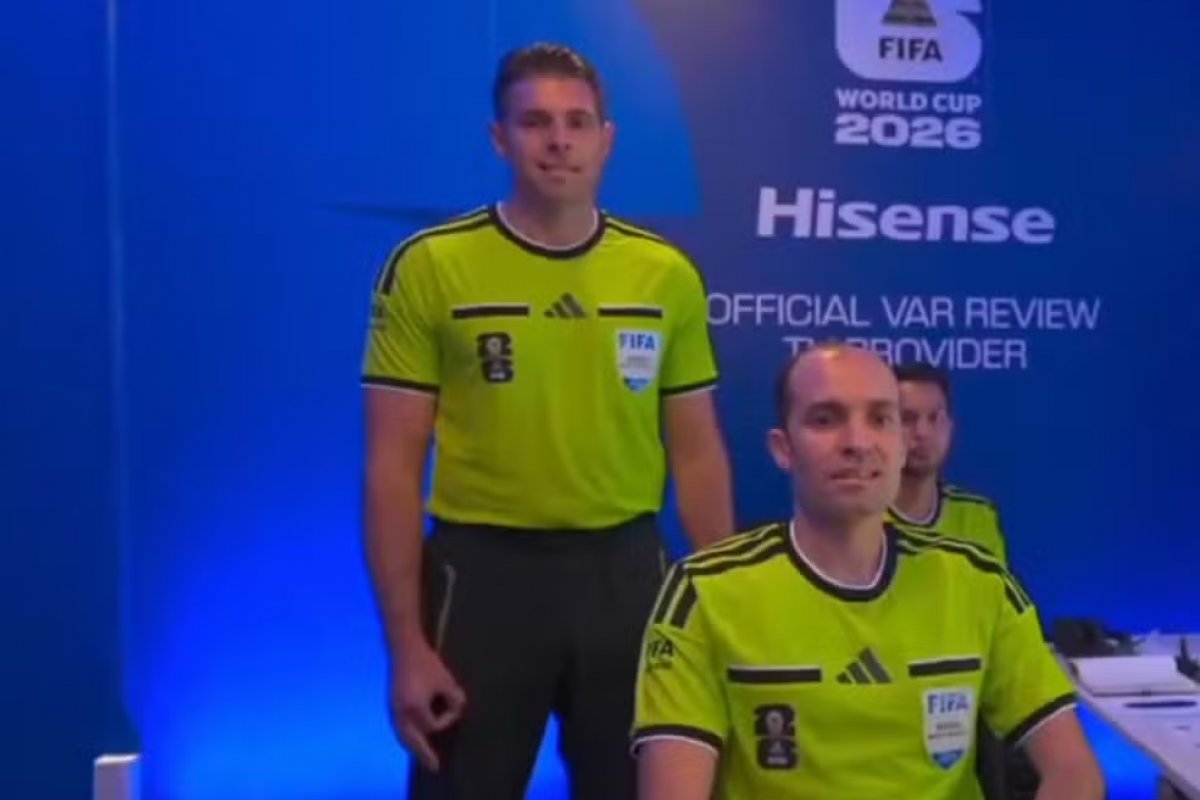 Fifa investiga árbitro por suposto gesto supremacista feito em jogo da Copa do Mundo