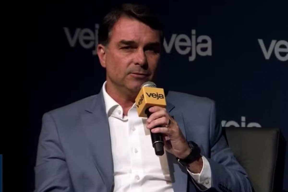 Flávio Bolsonaro defende Bolsa Família: 'Ninguém tem o direito de tocar nesse programa'