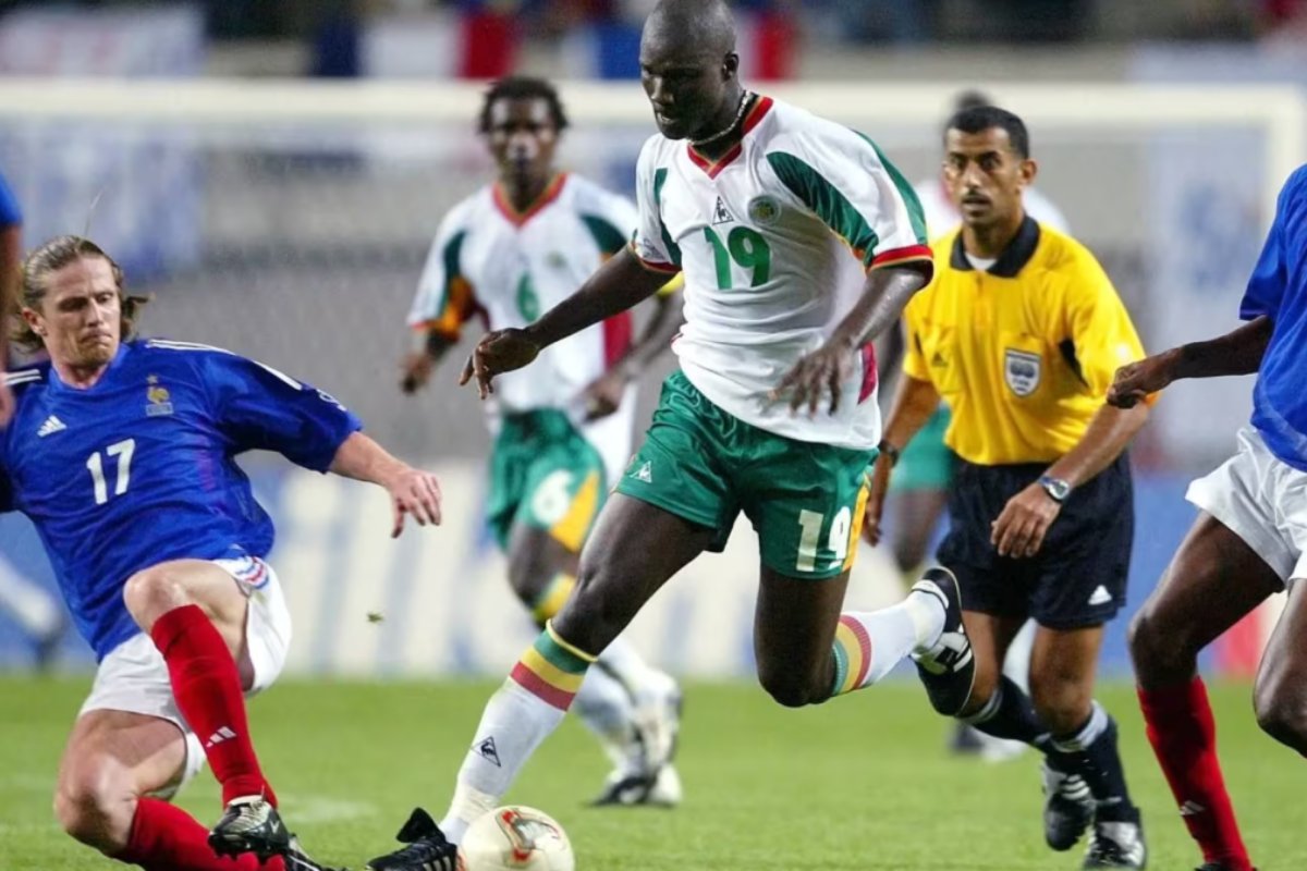 França reencontra fantasma de 2002 na estreia