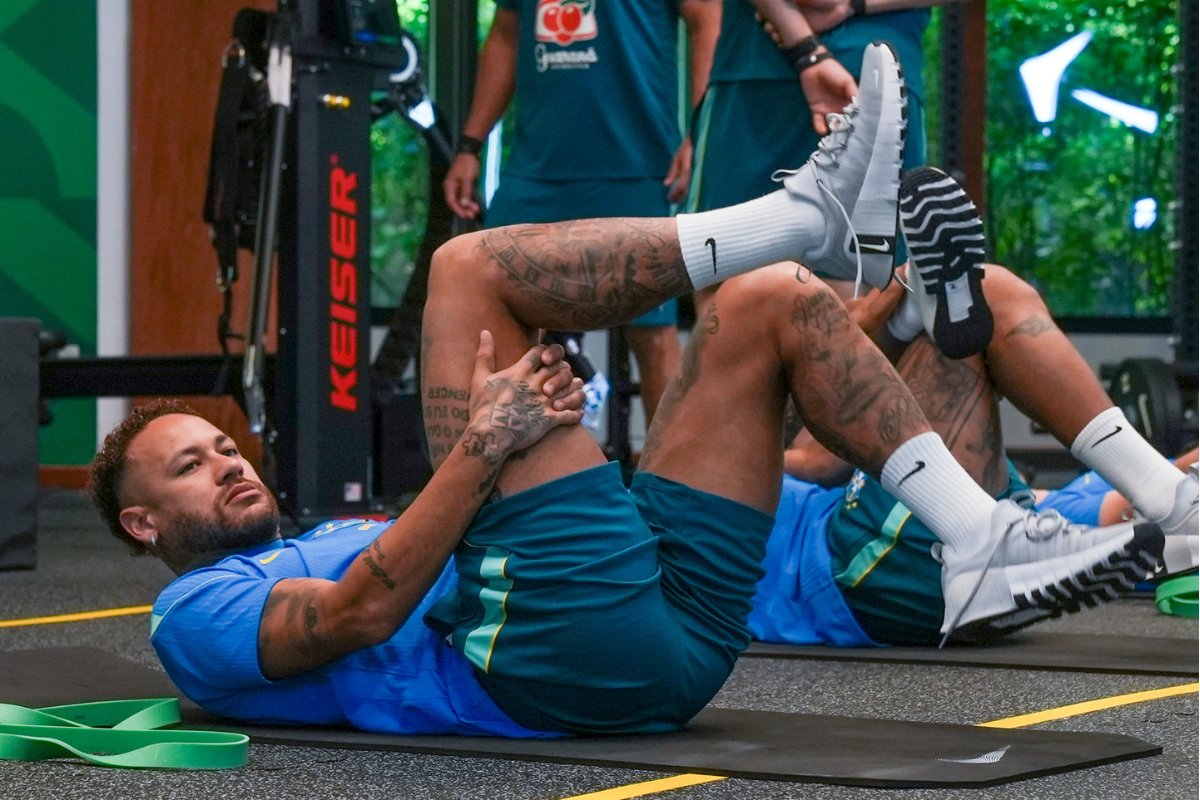 Neymar completa um mês afastado e vira dúvida para a fase de grupos