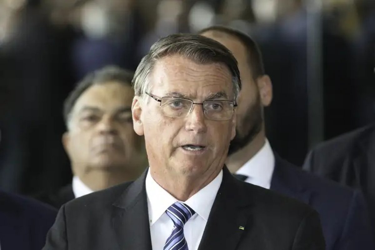 Arma de fogo de Jair Bolsonaro é apreendida durante blitz da PM no DF, diz coluna 