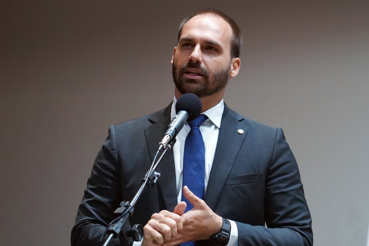 STF julga Eduardo Bolsonaro por coação no curso do processo da trama golpista nesta terça-feira (16)