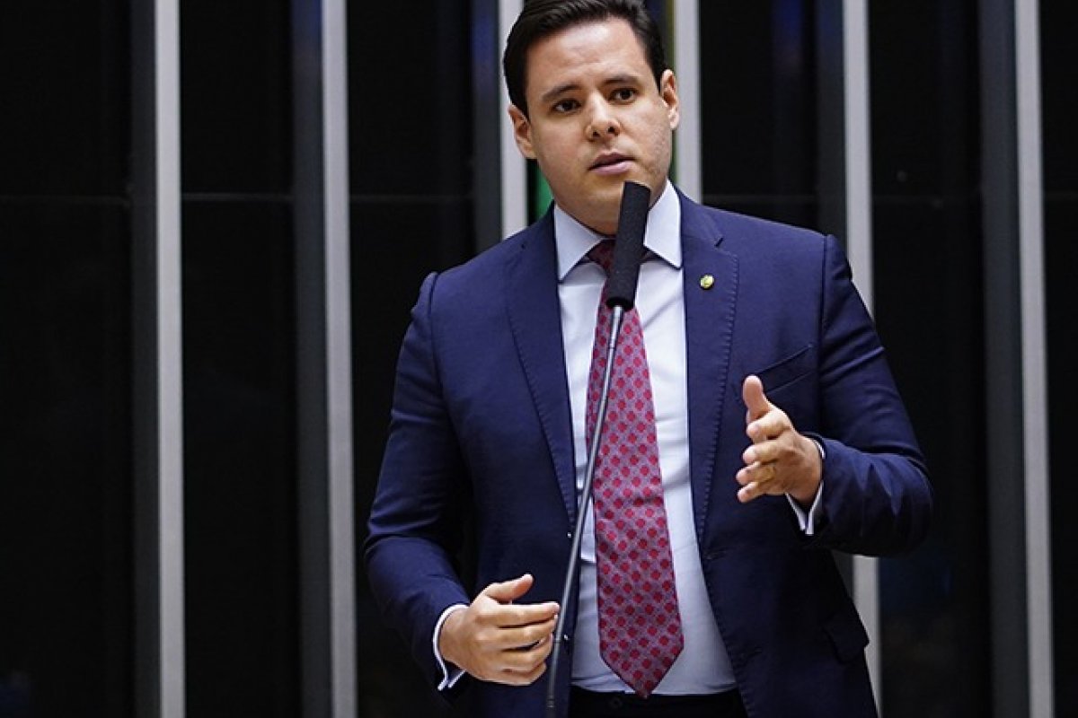 Vídeo: deputado do PL destina emendas parlamentares para escola com nome em homenagem a avó