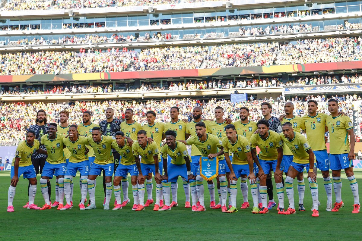 Seleção bilionária estreia sob desconfiança