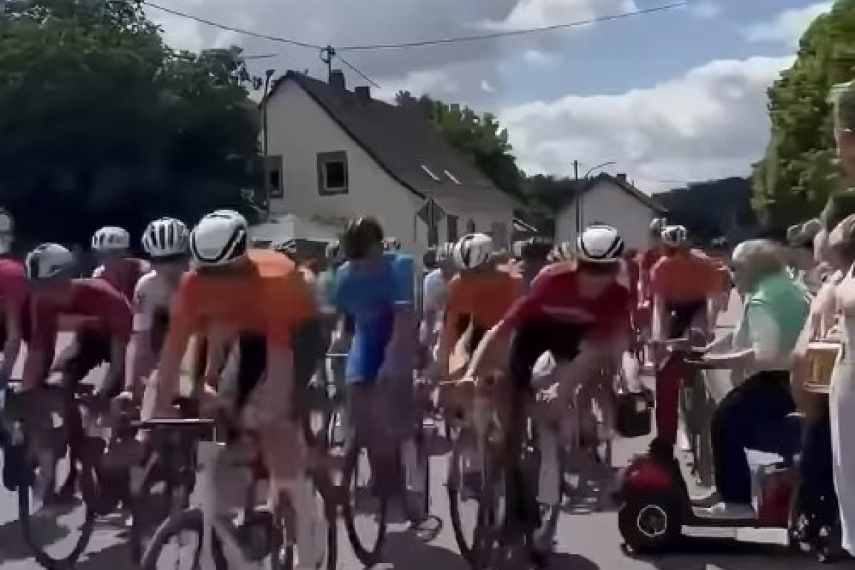 Vídeo: Idosa causa acidente ao invadir competição de ciclismo com veículo motorizado; atleta foi arremessado