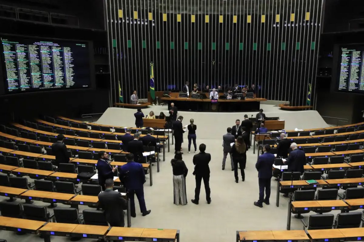 Governo recua e retira urgência de projeto sobre fim da escala 6x1