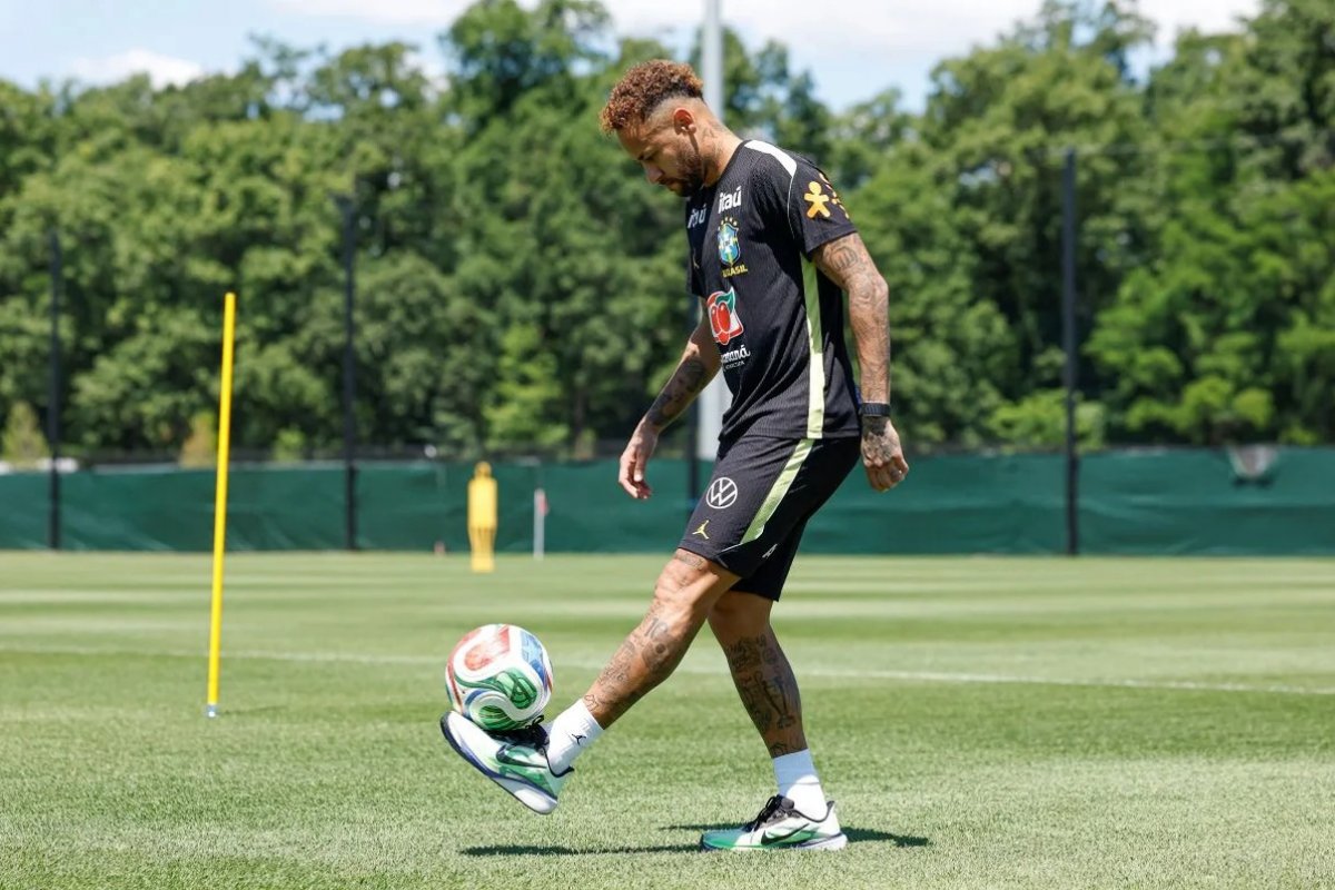 Neymar posta foto ao lado de esposa e filha durante treino da Seleção