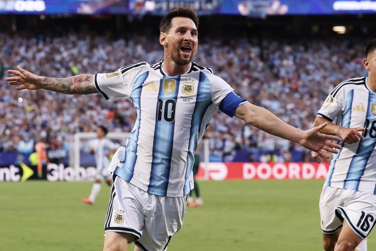 Messi comanda vitória da Argentina sobre Argélia e se torna maior artilheiro da história das Copas