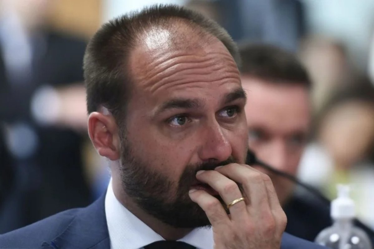 Eduardo Bolsonaro diz que julgamento do STF é 'sem pé nem cabeça' e visa tirá-lo das eleições